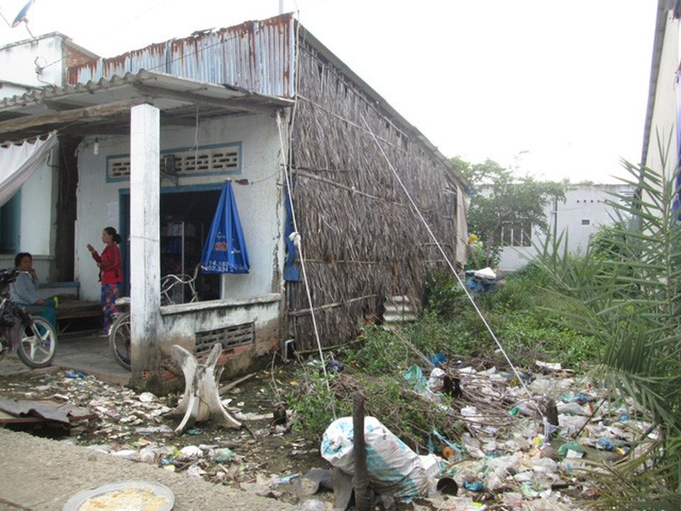 TPHCM lần đầu tổ chức sơ tán dân vùng ven biển để tránh bão - 1 Nhà dân chằng chống nhà cửa đề phòng bão số 12 đổ bộ vào đất liền