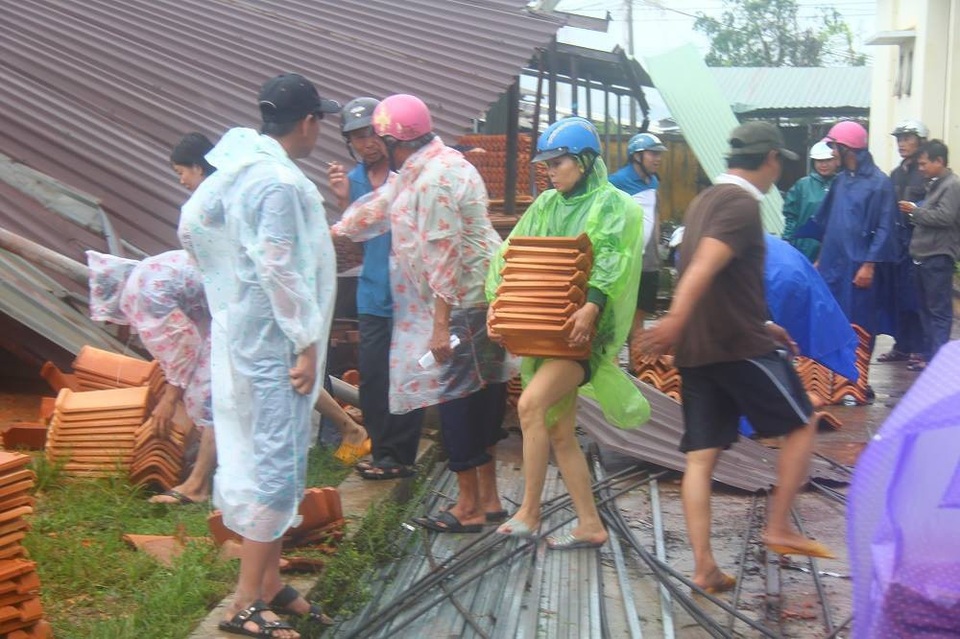 Người dân thị xã Ninh Hòa (Khánh Hòa) tập trung rất đông tại các lò gạch để mua gạch, gói lợp lại nhà