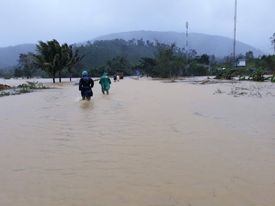 
Mưa lớn làm QL 26 bị ngập
