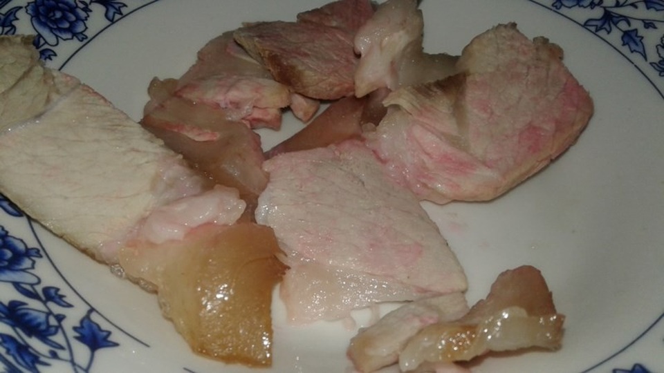 Tá hỏa thịt luộc để qua đêm chuyển màu hồng - 1 Phần thịt luộc để qua đêm chuyển sang màu hồng khiến chị Trà hoang mang