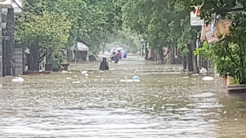 Cảnh báo ngập lụt nghiêm trọng ở nhiều tỉnh miền Trung - 2
Nước lũ mênh mông tại phường Thuận Lộc, TP Huế