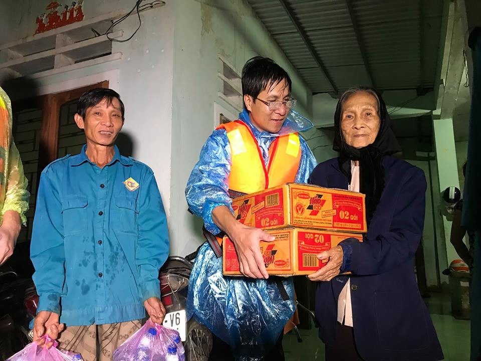 Nước lũ vẫn dâng cao hàng mét, nhiều nơi bị cô lập - 7 Nước lũ vẫn dâng cao hàng mét, nhiều nơi bị cô lập - 7
