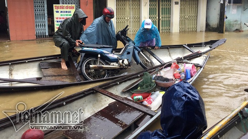 Mưu sinh trên phố ngập lũ ở Huế hốt bạc triệu mỗi ngày - 1 Dịch vụ trung chuyển bằng thuyền đắt khách ở TP Huế
