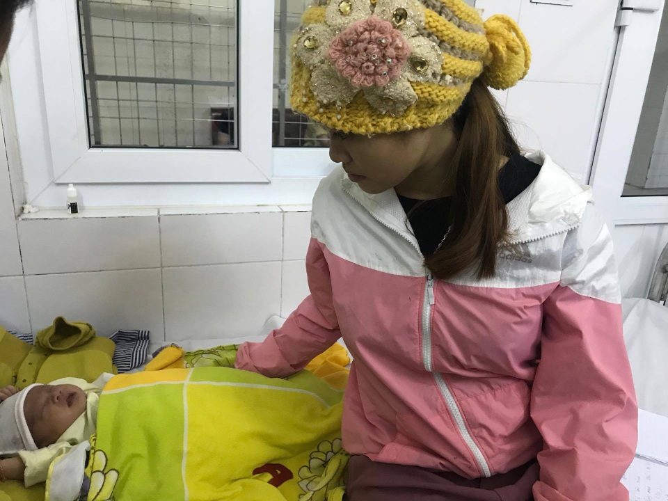 Nhỏ sữa vào mắt chữa rỉ, mẹ chết lặng khi biết con gái bị loét thủng giác mạc - 1 Chị Chị Đinh Thị Sinh chết lặng khi biết con gái có khả năng bị loét, thủng giác mạc
