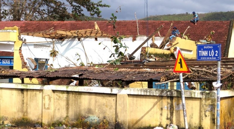 Khánh Hòa không tổ chức văn nghệ, liên hoan Ngày Nhà giáo Việt Nam - 1
Trường Tiểu học Diên Lạc, huyện Diên Khánh, tỉnh Khánh Hòa bị thiệt hại nặng trong cơn bão số 12. Trong ảnh: Các học viên Học viện Hải quân đang giúp đỡ nhà trường lợp lại mái ngói, dọn dẹp để sớm đón học sinh trở lại trường. (Ảnh: Công Thi)