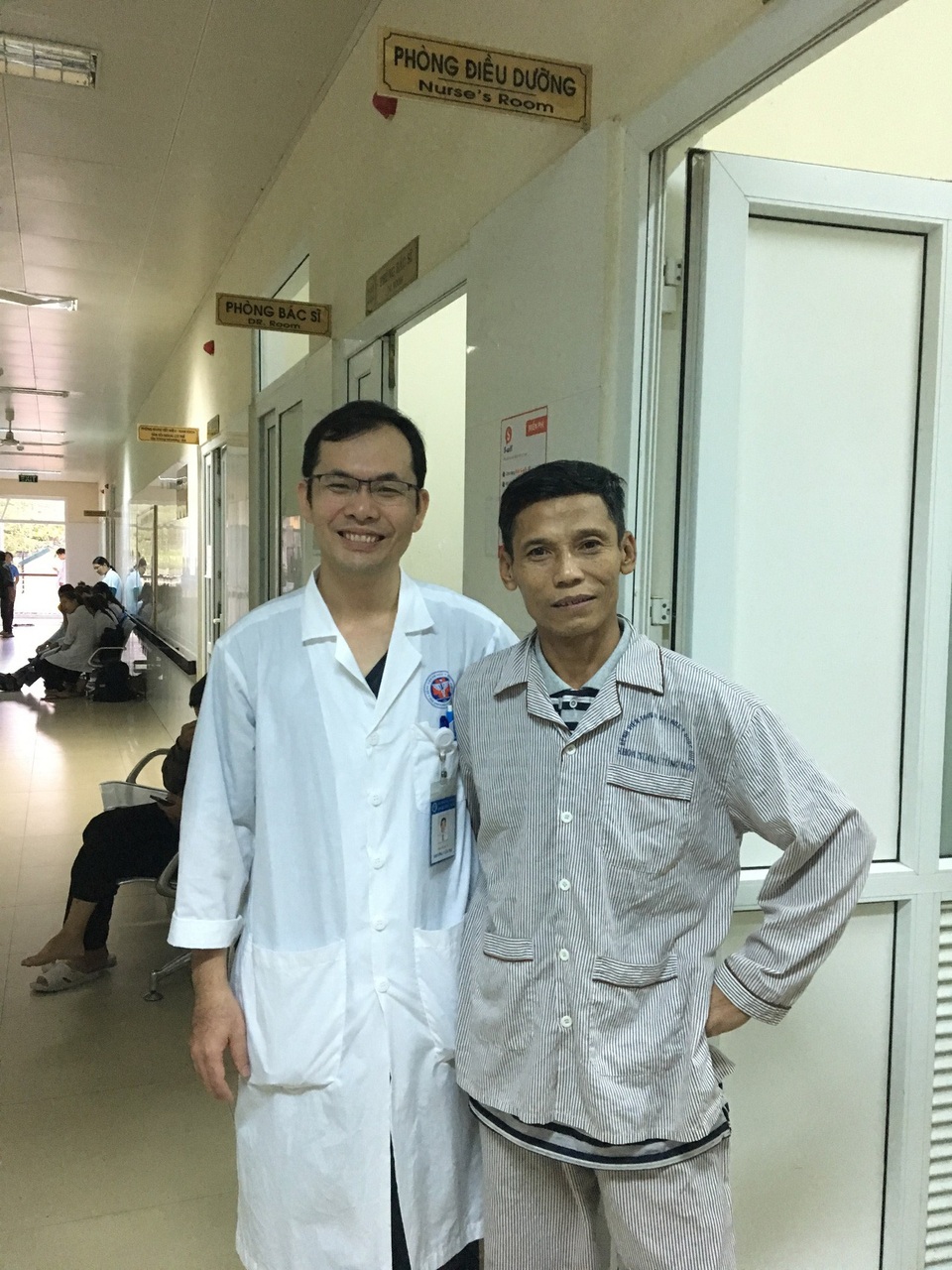 Chữa khỏi bệnh co giật nửa mặt suốt 7 năm - 1
BS. Trương Văn Trí, Trưởng Đơn vị Phẫu Thuật Thần Kinh Bệnh viện Bệnh viện trường Đại học Y Dược Huế cùng bệnh nhân Phan Văn P. sau khi được chữa khỏi co giật nửa mặt
