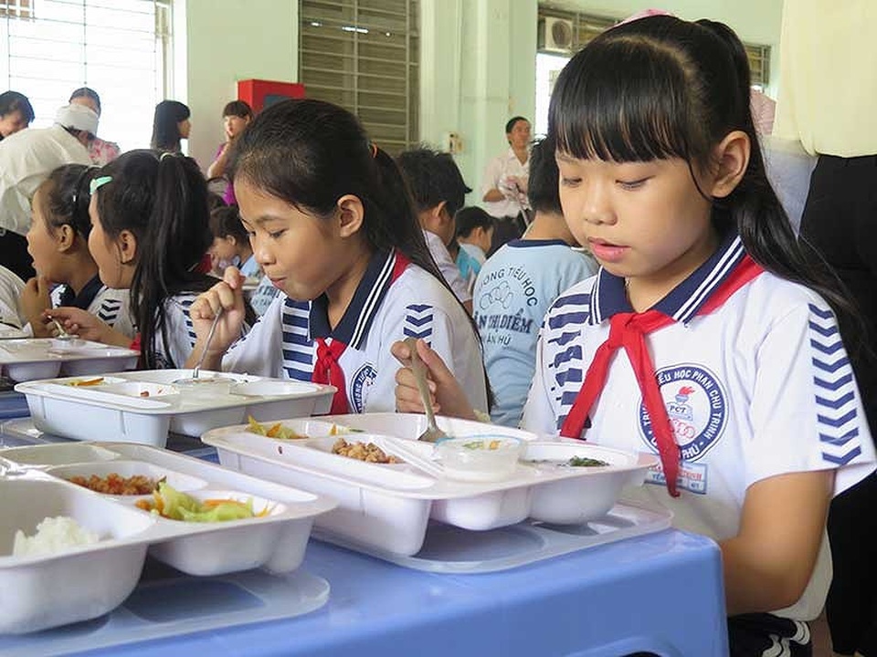 Nan giải bài toán học... 2 buổi/ngày - 1
Các học sinh Trường Tiểu học Phan Chu Trinh (quận Tân Phú) theo học bán trú vệ tinh tại Trường tư thục Hồng Ngọc. (Ảnh: PA)