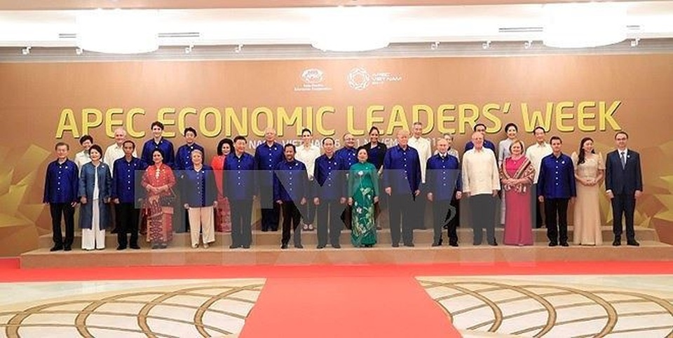 APEC 2017: Chủ tịch nước Trần Đại Quang đã khẳng định vị thế Việt Nam - 1
Chủ tịch nước Trần Đại Quang và Phu nhân chụp ảnh chung với Lãnh đạo các nền kinh tế thành viên APEC và Phu nhân. Ảnh:TTXVN