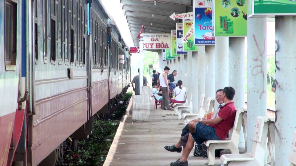 
Đường sắt Bắc – Nam chính thức thông tuyến, hành khách đi tàu không còn vất vả đi xe trung chuyển.
