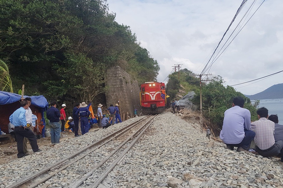 Đường sắt Bắc - Nam đoạn qua Đèo Cả được thông tuyến sau 10 ngày bị tê liệt do ảnh hưởng của bão Damrey