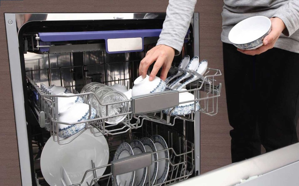 20/11, mua máy rửa bát, robot quét nhà tặng cô - 1
Thay vì tặng quà truyền thống, một số phụ huynh chọn mua máy rửa bát tặng cô dịp 20/11