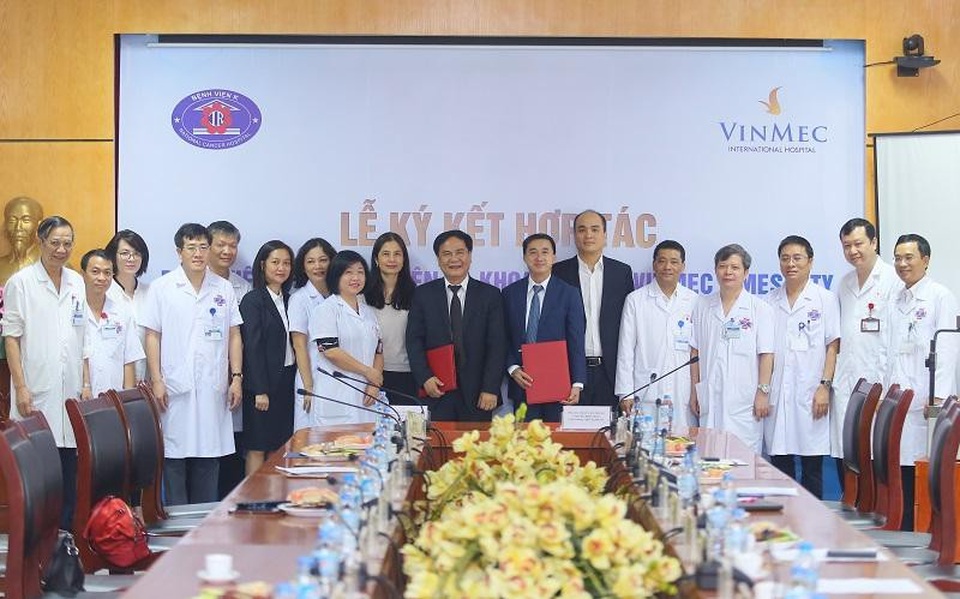 2 bệnh viện công tư hợp tác nghiên cứu, chuyển giao kỹ thuật điều trị ung thư - 1 Bệnh viện K và Bệnh viện ĐKQT Vinmec Times City chính thức ký hợp tác, nhằm đem lại cho người bệnh ung thư cơ hội được hỗ trợ chữa trị và tiếp cận các phương pháp điều trị tiên tiến nhất.