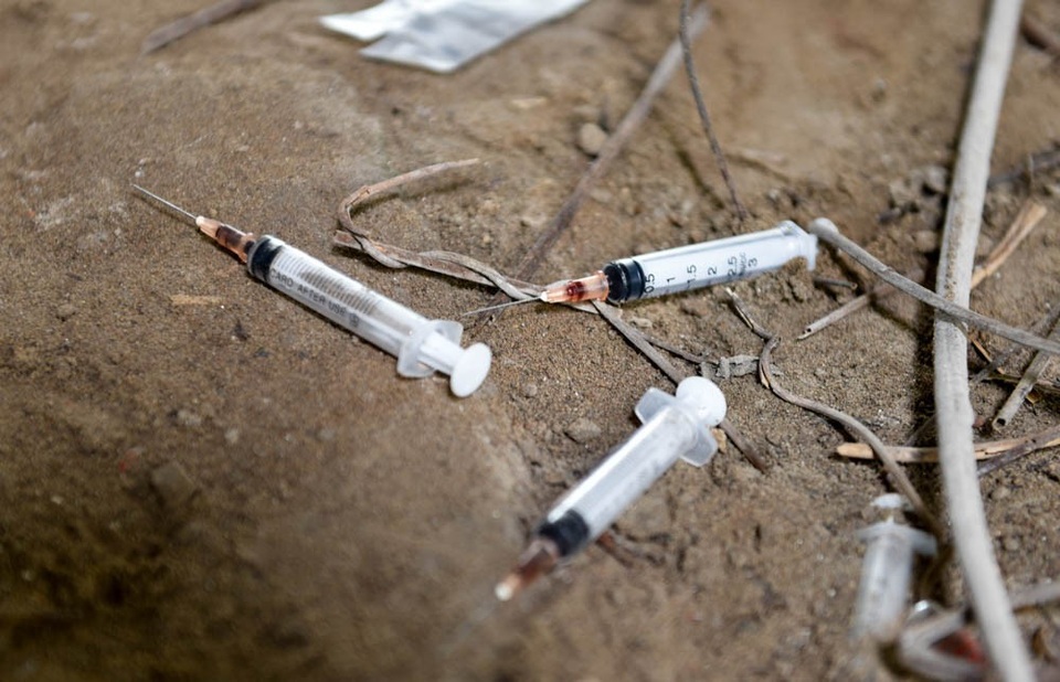 Kim tiêm ma tuý vứt đầy trong biệt thư bỏ hoang ở Hà Nội - 6 
Kim tiêm con dính máu tươi nằm lăn lóc dưới sàn nhà.