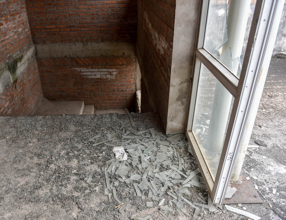 Kim tiêm ma tuý vứt đầy trong biệt thư bỏ hoang ở Hà Nội - 15 
Theo phản ánh của người dân sinh sống trong khu vực, các con nghiện thường lui tới trích hút vào buổi trưa, đặc biệt là buổi đêm sau 22h. Sự xuất hiện của các đối tượng này khiến người dân không khỏi lo lắng về an ninh trật tự.