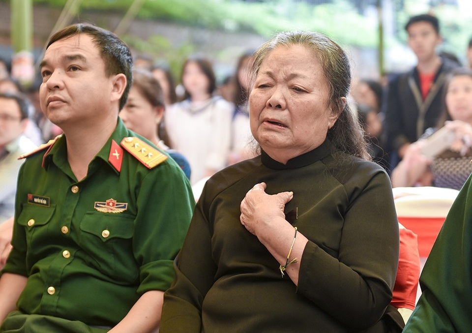 Trường Lương Thế Vinh làm triển lãm về thầy Văn Như Cương nhân ngày 20/11 - 4
Bà Đào Kim Oanh, vợ PGS Văn Như Cương, không giấu nổi xúc động mỗi khi các học trò nhắc đến người chồng mới qua đời.