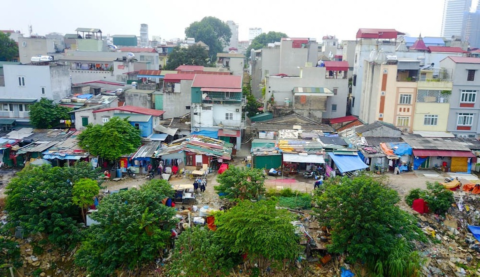 
Sau gần 40 năm tồn tại, đầu tháng 11 vừa qua, 13 hộ dân xóm thuyền bè bãi giữa sông Hồng (thuộc địa bàn phường Phúc Xá, quận Ba Đình, Hà Nội) chuyển lên bờ sinh sống, chấm dứt cảnh sống tạm bợ trên mặt nước sông Hồng.
