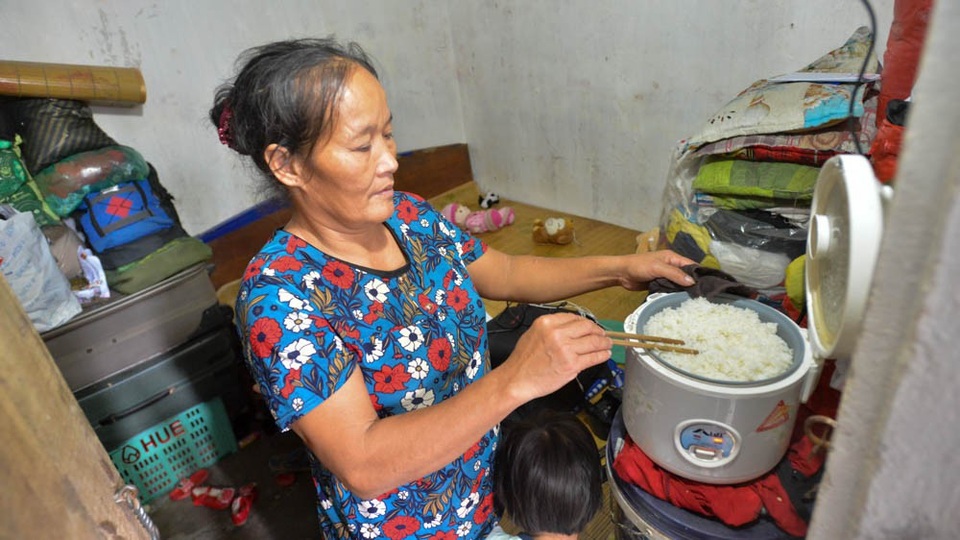 
Căn phòng của bà Phạm Thị Tý thuê trọ sau khi rời xóm thuyền bè dưới sông. Phòng rộng chỉ khoảng 8m2, 4 người ở, giá thuê khoảng 1 triệu đồng chưa kể điện nước.

Bà Tý cho biết, từ khi lên bờ sinh sống, bà không còn phải nấu cơm bằng than hay đi gánh nước như trước nữa. Cuộc sống tốt hơn, không nguy hiểm như ở dưới bè, nhưng lại thêm một khoản lo kinh tế.
