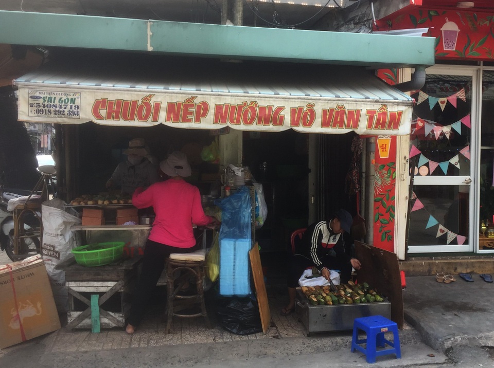 Quán chuối nướng trong hẻm Sài Gòn thu chục triệu đồng/ngày - 1 Quán chuối nếp nướng Võ Văn Tần