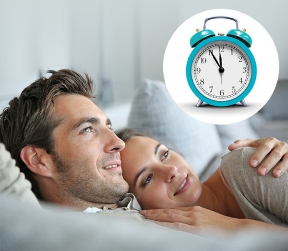 5 thói quen trước khi ngủ để quan hệ vợ chồng thêm mặn nồng - 1 Vợ chồng nên thống nhất đi ngủ cùng giờ với nhau, bởi đó là bước đầu tiên để tăng gần gũi trong hôn nhân. Ảnh minh họa