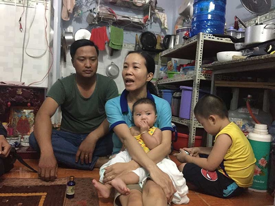 Trường công không đủ chỗ, trường tư không đủ tiền - 1
Phần lớn phụ huynh của các bé ở cơ sở mầm non Mầm Xanh đều là công nhân khó khăn. Khi hay tin con bị bạo hành khiến họ không khỏi đau lòng nhưng cũng lại thêm nỗi lo về chỗ gửi con đi học trong thời gian tới. (Ảnh: Phong Điền)