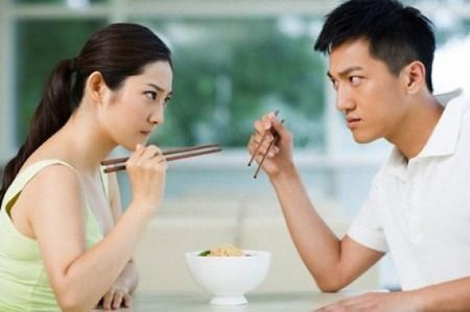 Vợ góp ý chuyện "học ăn" chồng ném đũa dỗi dằn - 1 Bộ mâm bát lần này em sẽ không đi sắm lại, cứ bát mẻ thì ăn mẻ, bát sứt thì ăn sứt (Ảnh minh hoạ)
