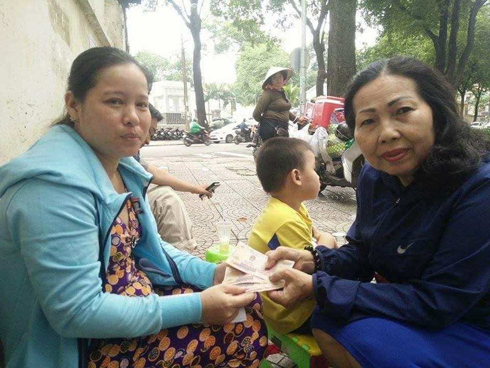 Trẻ ở cơ sở Mầm Xanh bị rối loạn ám ảnh sợ - 1
Mẹ bé Khải (bên trái) nhận sự thăm hỏi, trợ giúp từ luật sư Trần Thị Ngọc Nữ thuộc Hội Bảo vệ quyền trẻ em TP.HCM.