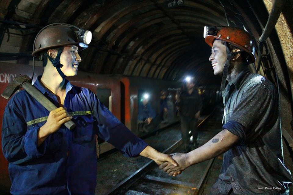Khoảnh khắc chân thật về cuộc sống của những người thợ mỏ ở Quảng Ninh - 1 Hai người thợ mỏ bắt tay nhau để chúc bạn vào ca an toàn