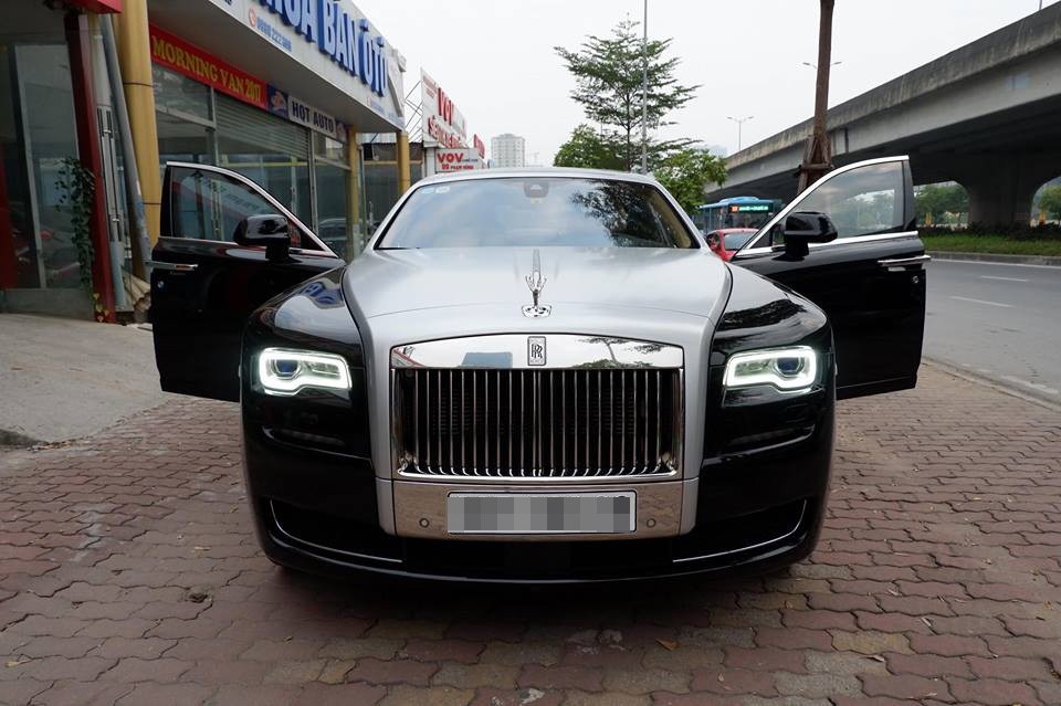 Đại gia ký gửi Rolls Royce vỉa hè, mua Toyota Vios 1,6 tỷ đồng - 1
Rolls Royce Ghost 30 tỷ đồng rao bán trên vỉa hè Hà Nội