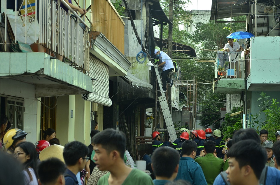 Chồng xông vào nhà đang cháy nhưng không thể cứu được vợ con - 5 Chồng xông vào nhà đang cháy nhưng không thể cứu được vợ con - 5