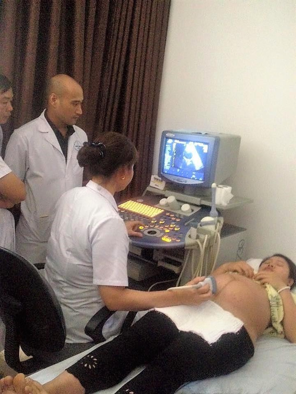 Siêu âm 4D sẽ không còn là "ước mơ xa xỉ" của sản phụ các tỉnh thành - 1
Giờ đây, các bác sĩ đã có thể thuần thục kỹ thuật siêu âm 4D nhờ sự trợ giúp về cơ sở vật chất, thiết bị từ BVPSTƯ