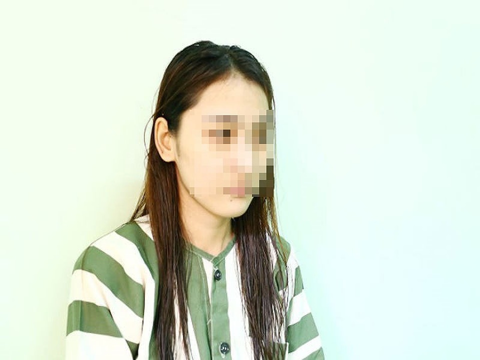 "Hot girl" bị tạm giữ vì chống người thi hành công vụ - 1
Nghi can HN tại cơ quan công an.