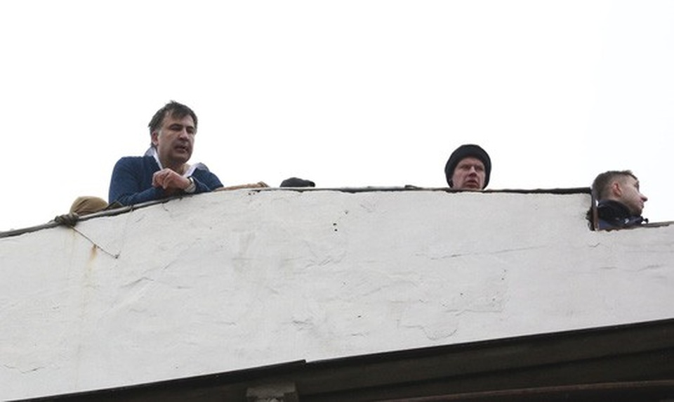 Tình báo Ukraine trèo lên mái nhà bắt cựu tổng thống Georgia - 1
Ông Saakashvili trốn lên mái nhà. Ảnh: Reuters