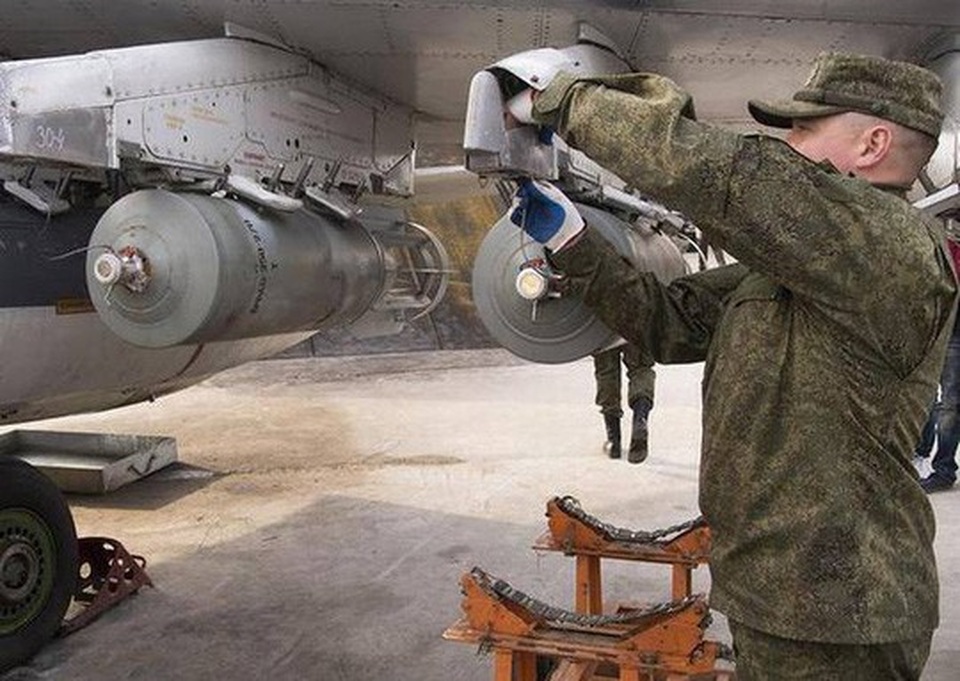 Syria: Nỗi lo không chiến Nga - Mỹ - 1
Kỹ thuật viên không quân Nga gắn bom vào máy bay tại căn cứ ở Syria Ảnh: AP