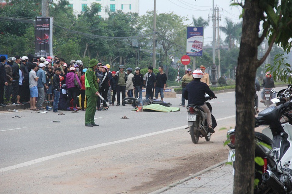 Trích xuất camera truy tìm thanh niên tông cô gái ngã nhào rồi bỏ chạy - 5 Hiện trường vụ tai nạn