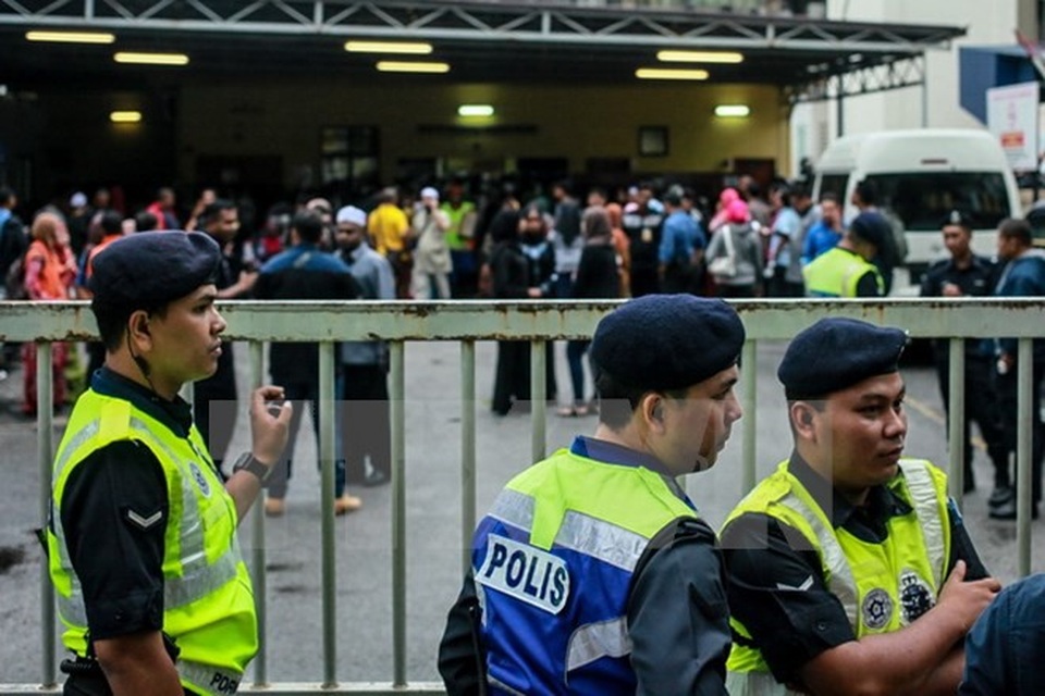 Malaysia bắt giữ hàng trăm lao động nước ngoài bất hợp pháp - 1 Cảnh sát Malaysia. (Nguồn: AFP/TTXVN)