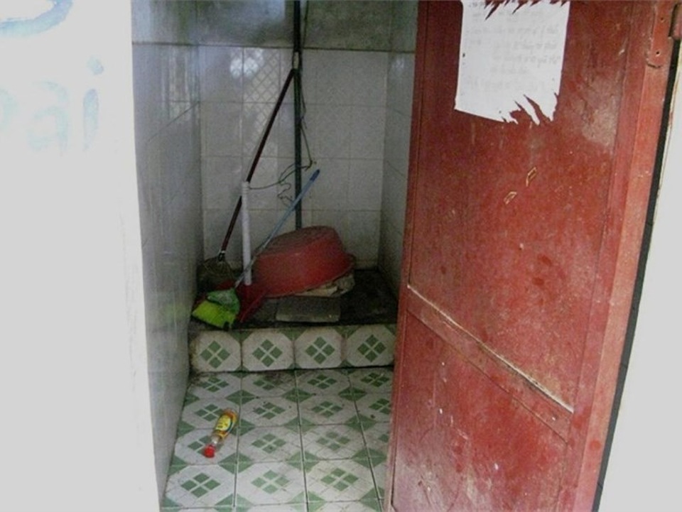 Bán dâm trong phòng tắm vì… nhà quá chật - 1
Nhà vệ sinh chật chội, nơi diễn ra việc mua bán dâm
