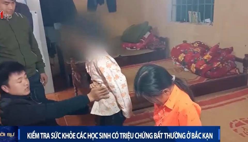 Tìm ra bệnh khiến 9 học sinh ở Bắc Kạn lảm nhảm bất thường - 1 2 trong số 9 bệnh nhi có biểu hiện bất thường. Ảnh: VTV