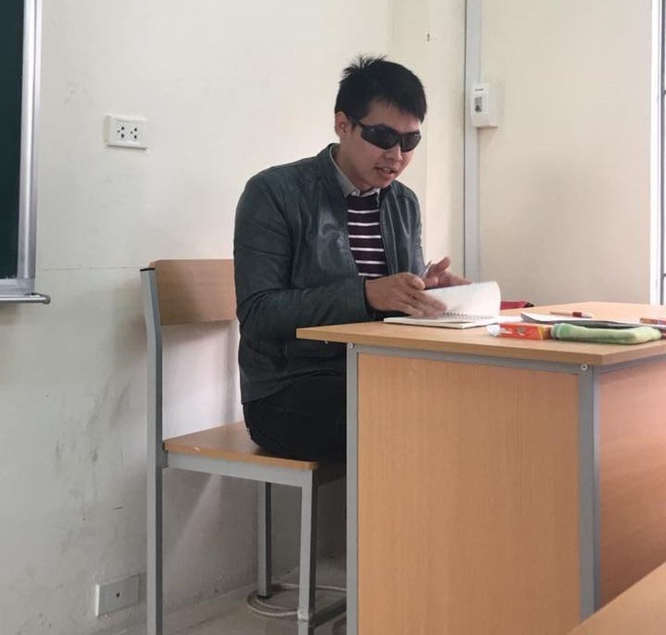 Thầy giáo trẻ thường đeo kính râm trong các giờ kiểm tra - 1 Thầy giáo trẻ thường đeo kính râm trong các giờ kiểm tra - 1