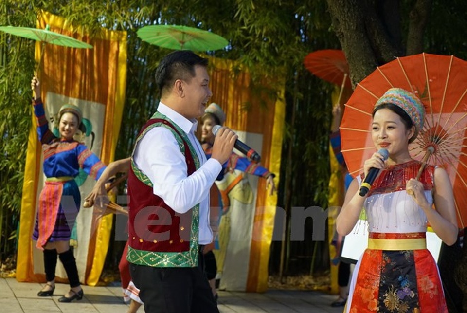 
Tiết mục biểu diễn của các nghệ sỹ Nhà hát nghệ thuật đương đại Việt Nam. (Ảnh: Sao Băng/Vietnam+)
