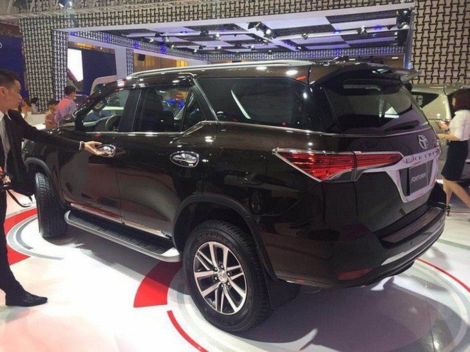 Chuyện lạ cuối 2017: Ô tô tăng giá, cò đòi ăn chênh 200 triệu đồng - 1
Mẫu xe Fortuner vừa không có hàng, vừa đắt thêm gần 200 triệu nếu mua vào thời điểm này