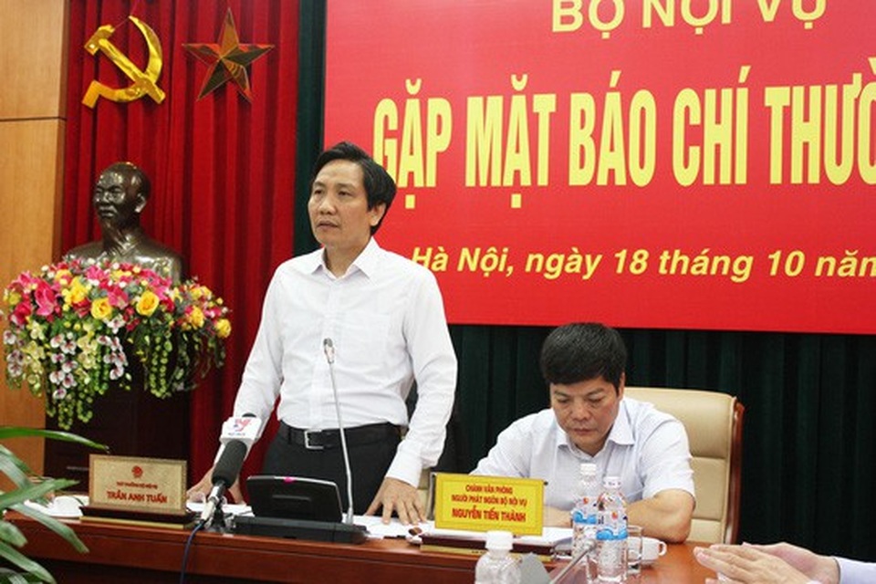 Thứ trưởng Trần Anh Tuấn nói bổ nhiệm ông Lê Phước Hoài Bảo "đúng quy trình" - 1 Thứ trưởng Trần Anh Tuấn chủ trì buổi gặp mặt báo chí vào tháng 10-2015- Ảnh: Bộ Nội vụ