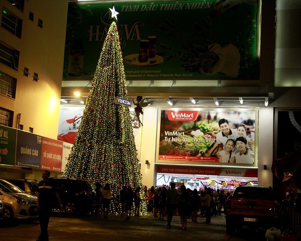 Rộn ràng đêm Noel khắp cả nước - 60 Cây thông lớn tại trung tâm thương mại thu hút đông người dân đến tham quan