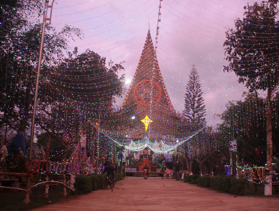 Rộn ràng đêm Noel khắp cả nước - 54 Bà con người Jrai rộn ràng đón giáng sinh dưới mái nhà rông