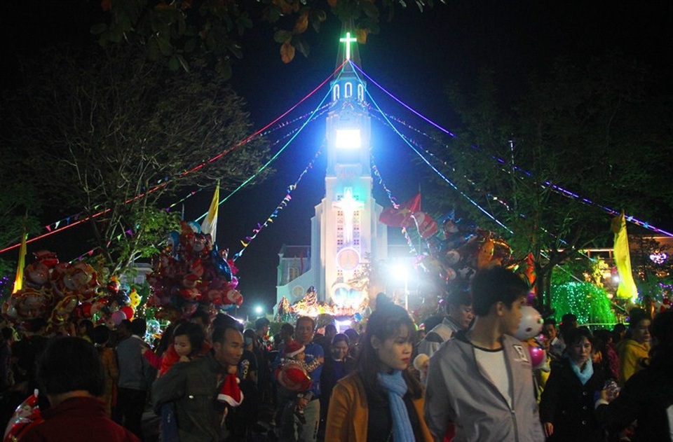 Rộn ràng đêm Noel khắp cả nước - 38
Dù thời tiết se lạnh và đôi lúc mưa, nhưng hàng vạn người dân Bình Định nườm nượp đổ về các nhà thờ lớn để đón Giáng sinh an lành