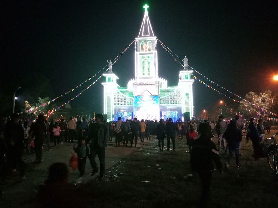 Rộn ràng đêm Noel khắp cả nước - 25 Người dân đổ về các nhà thờ để đón Noel