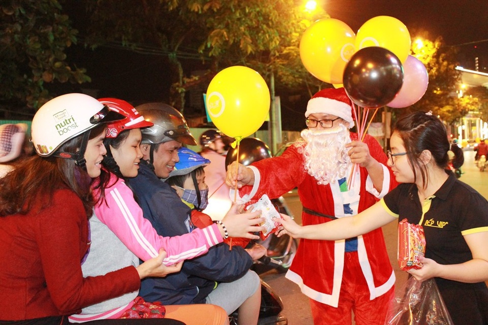 Rộn ràng đêm Noel khắp cả nước - 17 Không khí Giáng sinh rộn ràng khắp các đường phố ở Đà Nẵng