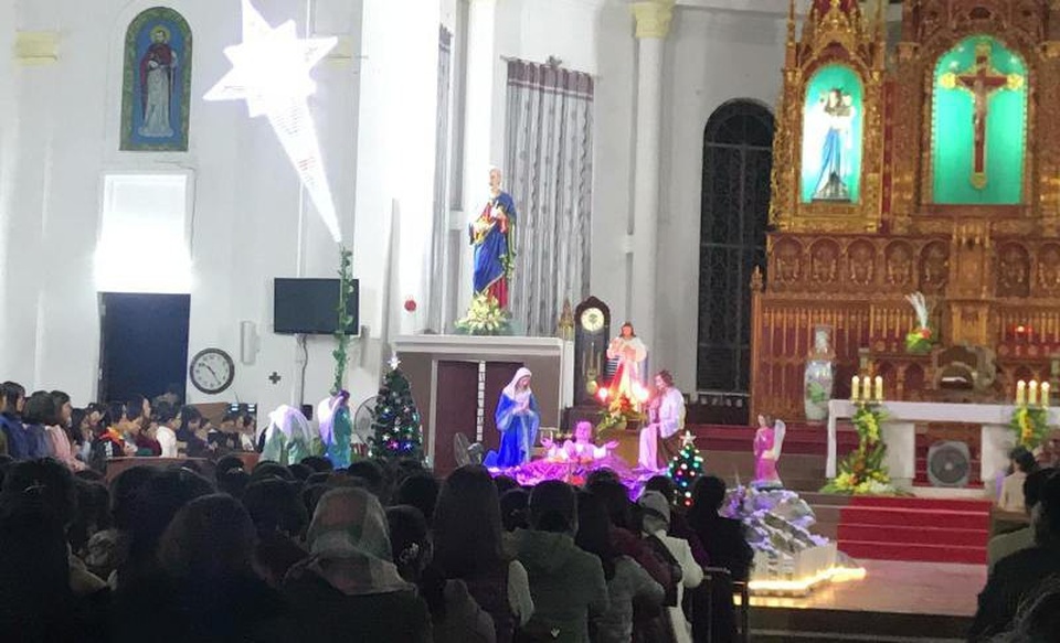 Rộn ràng đêm Noel khắp cả nước - 53 Giáo dân Giáo Hạt Cầu Rầm, thành phố Vinh, tỉnh Nghệ An dự lễ vọng Giáng sinh (Ảnh: Nguyễn Duy)