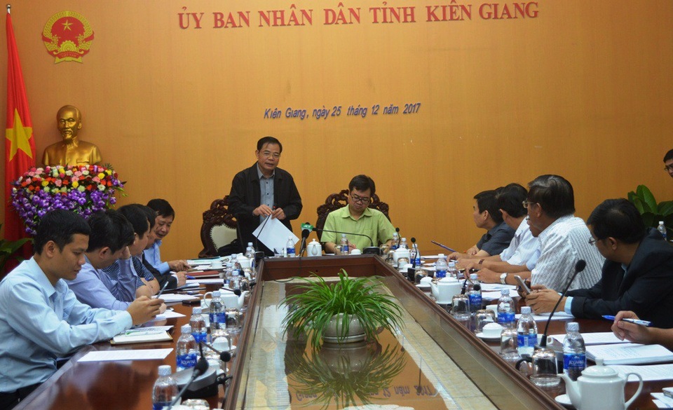Thị trấn ven biển "nín thở" chờ bão - 13 Sáng nay, Bộ trưởng Bộ NN&PTNT Nguyễn Xuân Cường có buổi làm việc nhanh với lãnh đạo tỉnh Kiên Giang về công tác ứng phó với bão số 16