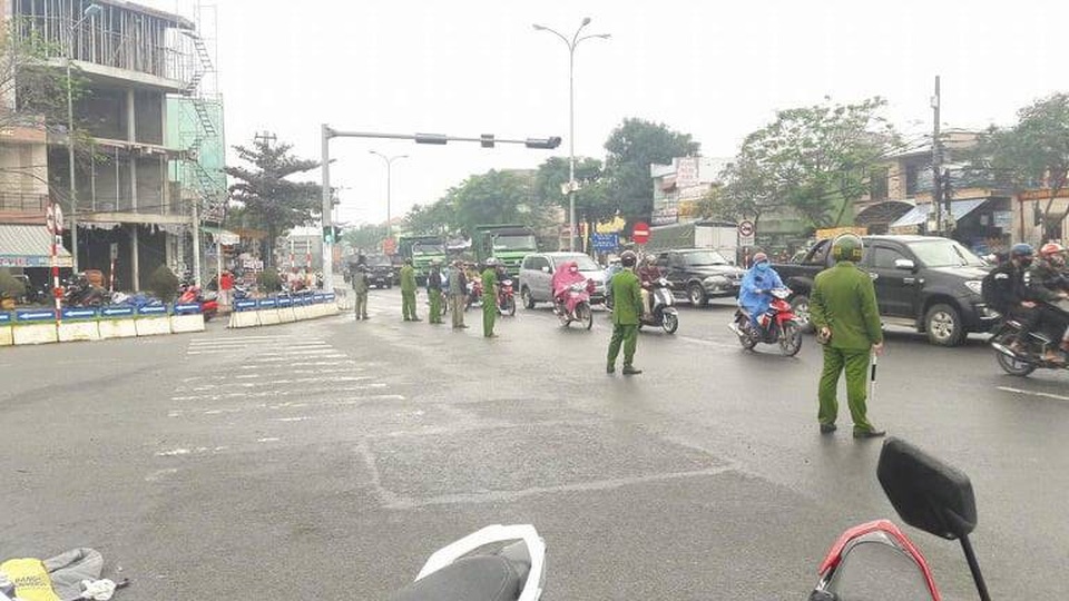 Hành khách la hét trên chiếc xe buýt gặp nạn, 4 người nhập viện - 3 Lực lượng công an phân luồng giao thông để xử lý vụ tai nạn