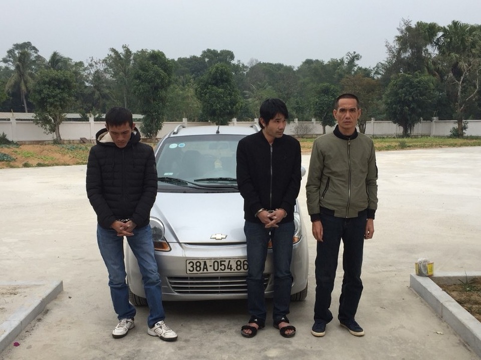 Dắt súng đi giao ma túy, nam thanh niên lĩnh án tử hình - 3 Các đối tượng vừa bị CSGT phát hiện có hành vi vận chuyển tinh thể màu trắng nghi là ma túy
